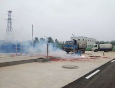 曹县某垃圾焚烧发电厂内垃圾运输车在www.8883.net外排起长队